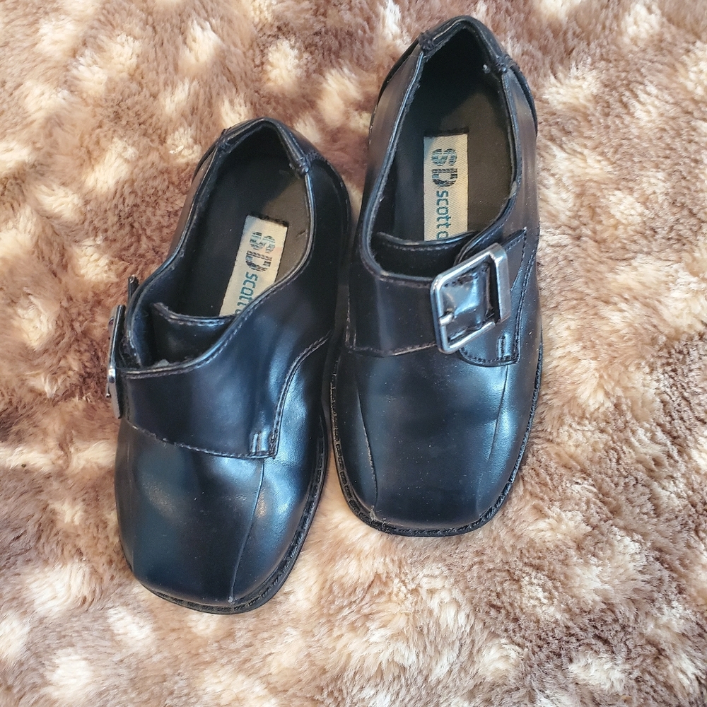 Scott David brand leather dress shoes. Black woth a velcro strap buckle. Size 6